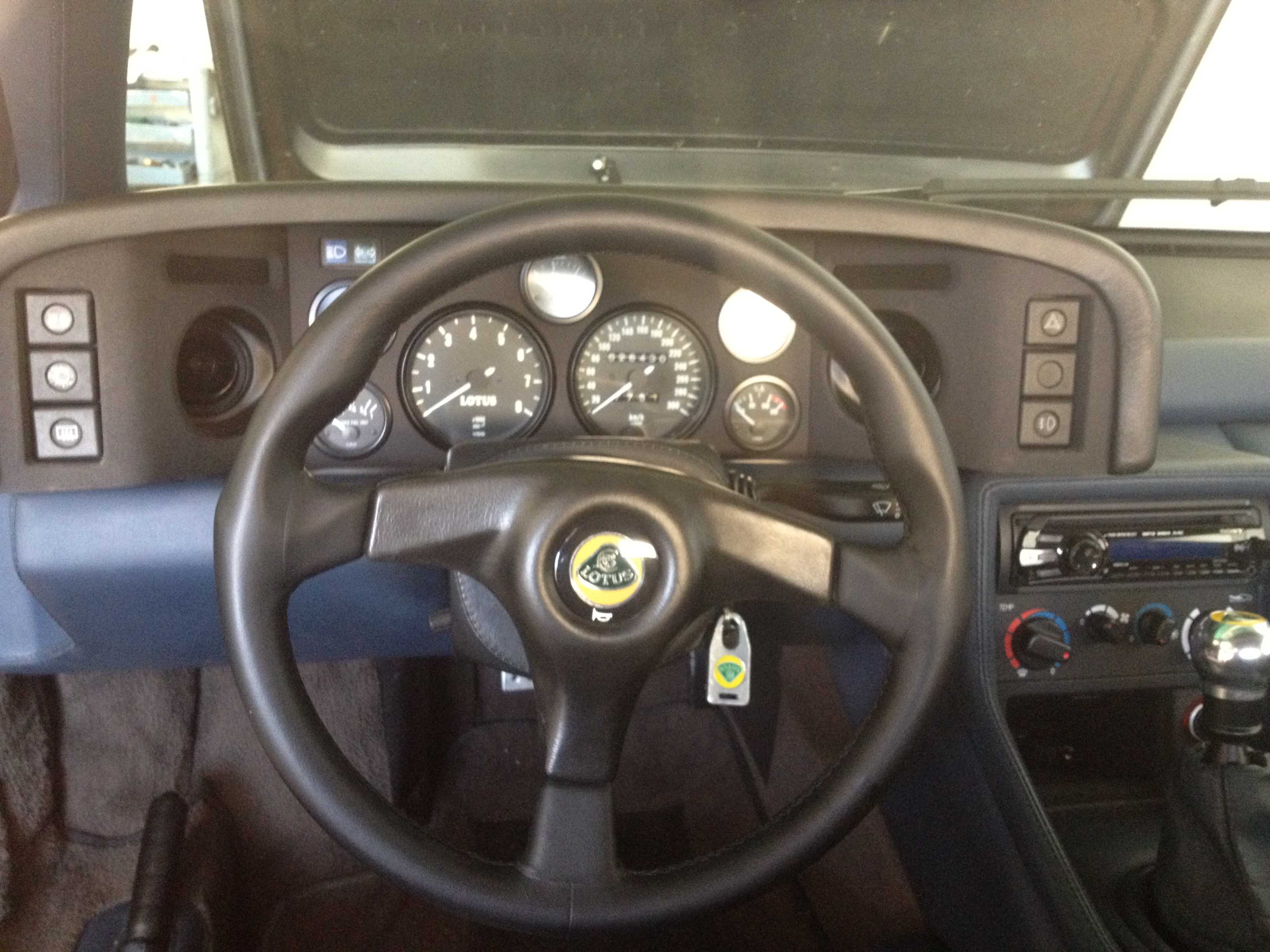 Lotus Esprit Sport 300 cockpit