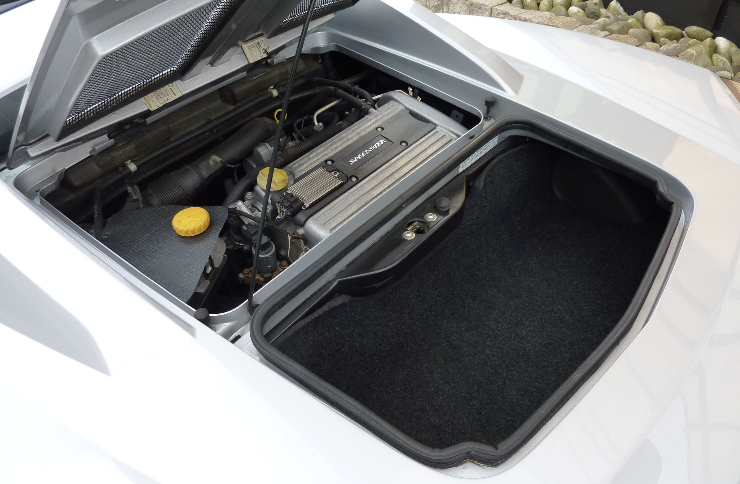 Opel Speedster Motorraum und Kofferraum